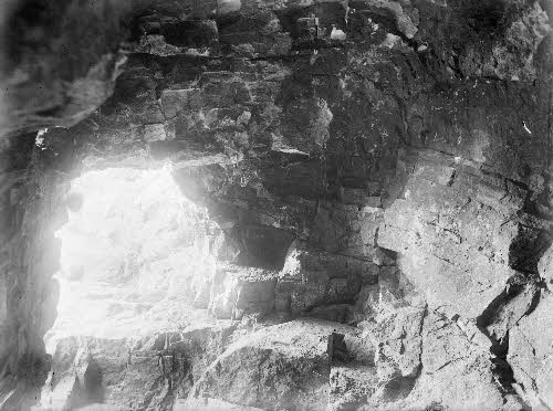 Pirunkellari, luola Pisan NW päässä. Nilsiä 1900.